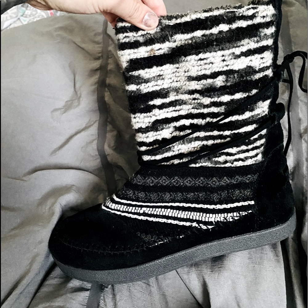 Women’s TOMS winter boots sz 8.5